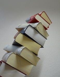 Bild eines Bücherstapels von juristischen Fachbüchern