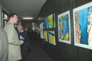 Foto: Besucher der Ausstellung