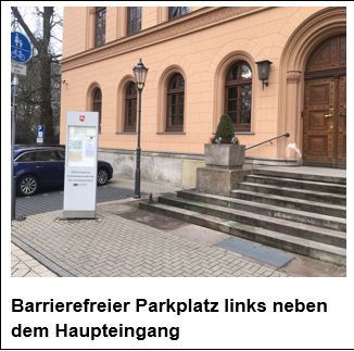 Barrierefreier Parkplatz links neben dem Haupteingang